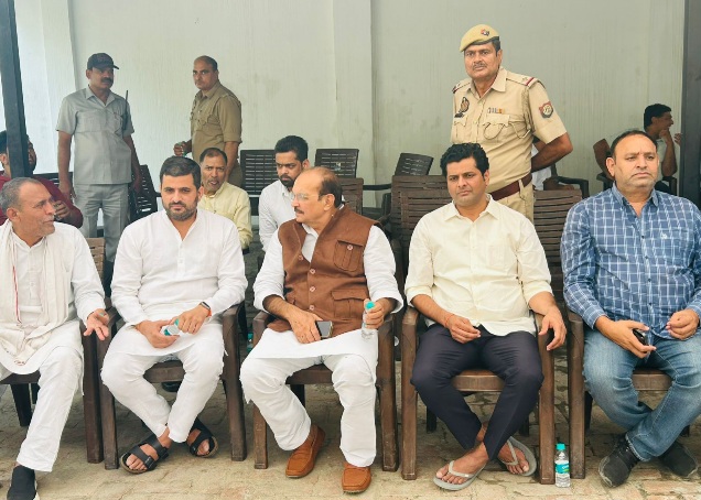 Noida DP Yadav News : पूर्व मंत्री डीपी यादव ने ध्यान सिंह भाटी को दी श्रद्धांजलि, गुर्जर समाज की एकता और योगदान की सराहना, 8 नवंबर को शोक सभा में फिर करेंगे शिरकत