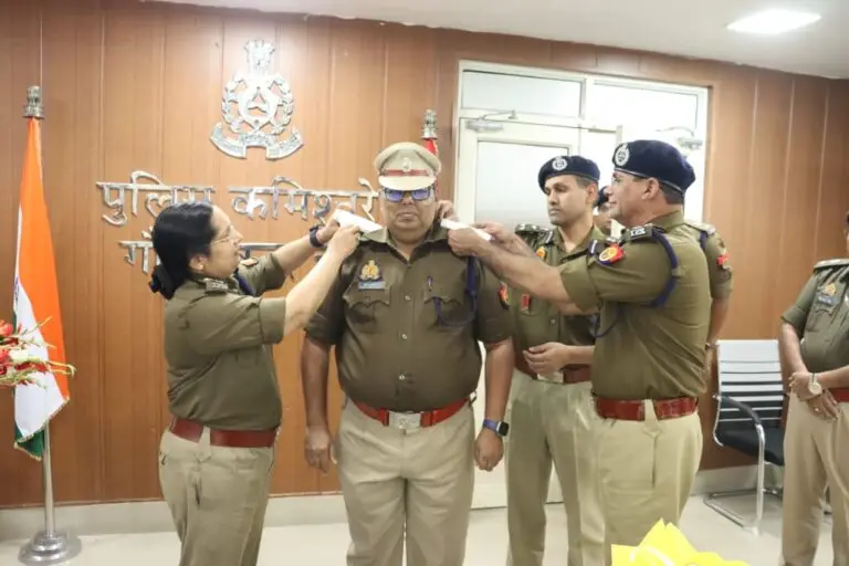 Greater Noida Police News: ग्रेटर नोएडा कमिश्नरेट में एडीसीपी अशोक कुमार को मिला आईपीएस पद का गौरव, Commissioner लक्ष्मी सिंह ने पहनाया पदक, कमिश्नरेट के लिए गर्व का क्षण