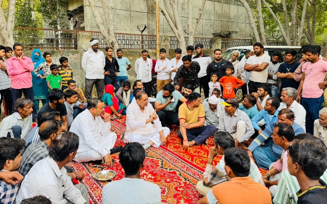 Greater Noida MLA News : "ग्रेटर नोएडा एक्सप्रेसवे पर भयानक दुर्घटना परिवार के पाँच सदस्यों की असमय मौत से फैला शोक, कॉलोनी में पसरा मातम", दादरी विधायक न दी पीड़ित परिवार को ढांढस बंधाने के साथ-साथ सरकार से इस हादसे में सहायता दिलवाने का भरोसा भी दिया