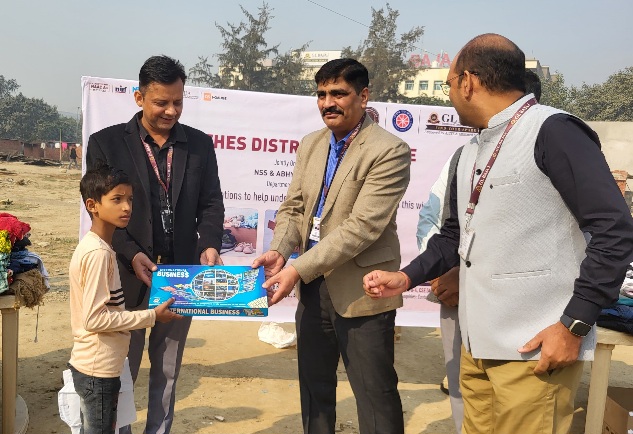 GL Bajaj College News : जीएल बजाज में कपड़े वितरण कार्यक्रम का आयोजन, सामाजिक सरोकार की अद्भुत पहल