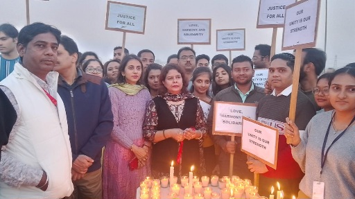 Bangaldesh News : "बांग्लादेश में हिंदू और इस्कॉन अनुयायियों पर बढ़ते हमले, शारदा विश्वविद्यालय ने निकाला कैंडल मार्च, शांति और सुरक्षा की उठाई मांग"