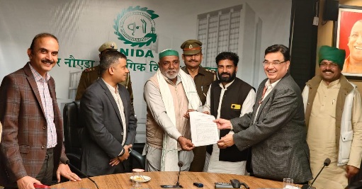 Greater Noida Authority Kisan News : ग्रेटर नोएडा में किसानों की जीत, धरना समाप्त, हर बृहस्पतिवार होगी किसानों की समस्याओं पर बैठक, ग्रेटर नोएडा के किसानों के लिए ऐतिहासिक दिन