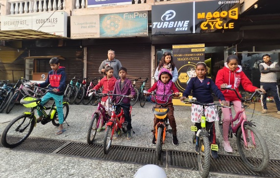 Greater Noida West News : ईएमसीटी ट्रस्ट और मागो साइकिल की पहल, क्रिसमस राइड और साइकिल डोनेशन ड्राइव ने वंचित बच्चों के सपनों को दी नई उड़ान, बच्चों के सपनों को पंख, एक अद्भुत पहल का गवाह बना शहर, ईएमसीटी ट्रस्ट की संस्थापक रश्मि पांडे ने व्यक्त किए विचार