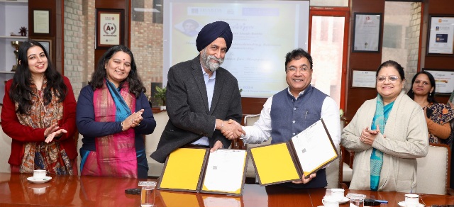 Sharda University News : शारदा विश्वविद्यालय और रेखी फाउंडेशन फॉर हैप्पीनेस के बीच हुआ महत्वपूर्ण समझौता