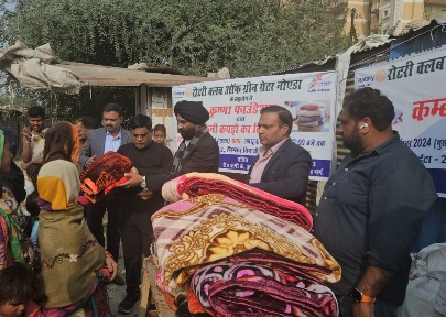 Rotary Club News : रोटरी क्लब ग्रीन ग्रेटर नोएडा ने जरूरतमंदों को बांटे कंबल और पुराने कपड़े, झुग्गियों में बांटे कंबल, पुराने कपड़ों