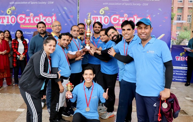 Sharda University News : शारदा विश्वविद्यालय में टी-10 स्टाफ क्रिकेट टूर्नामेंट का फाइनल, हॉस्पिटल एकादश बनी विजेता, एडमिशन एकादश उपविजेता, विपिन यादव बने ‘प्लेयर ऑफ द मैच’