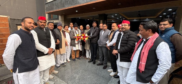 Samajwadi Party News : नेता प्रतिपक्ष माता प्रसाद पांडे का नोएडा में ऐतिहासिक स्वागत, किसानों, व्यापारियों और छात्रों की समस्याओं पर खुलकर हुई चर्चा