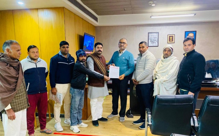 Greater Noida News : स्मार्ट विलेज का सपना अधूरा, मॉयचा गांव के कच्चे रास्तों के निर्माण के लिए सौंपा ज्ञापन, ग्रामीणों की समस्याएं और लापरवाही का आरोप