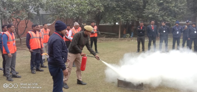 Sharda University News : "शारदा अस्पताल में फायर मॉक ड्रिल, जान-माल की सुरक्षा के लिए जागरूकता और तैयारी का अनूठा प्रयास", आग बुझाने के शुरुआती उपाय, सतर्कता और संसाधन की अहमियत