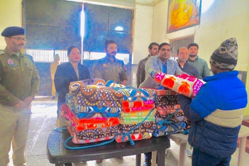 Kamyani Foundation News : कैदियों के बीच इंसानियत की मिसाल, कामायनी फाउंडेशन ने बांटे गर्म कंबल, सर्दी में राहत पहुंचाई