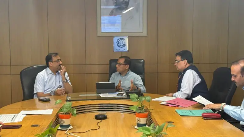 Greater Noida Authority News : ग्रेटर नोएडा में औद्योगिक निवेश को मिलेगी रफ्तार, मैन्युफैक्चरिंग इकाइयों पर विशेष जोर, प्रमुख सचिव आलोक कुमार का बड़ा निर्देश!, NG रवि कुमार ने कहा औद्योगिक भूखंड लेने वालों को जल्द से जल्द प्लांट लगाने होंगे