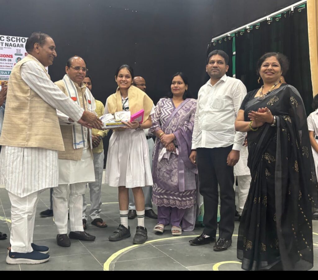 DPS NTPC News : शैक्षणिक उत्कृष्टता की चमक से दमका डीपीएस एनटीपीसी विद्युत नगर का मंच, टॉपर्स के अलंकरण समारोह में बजी तालियाँ और बरसे सम्मान