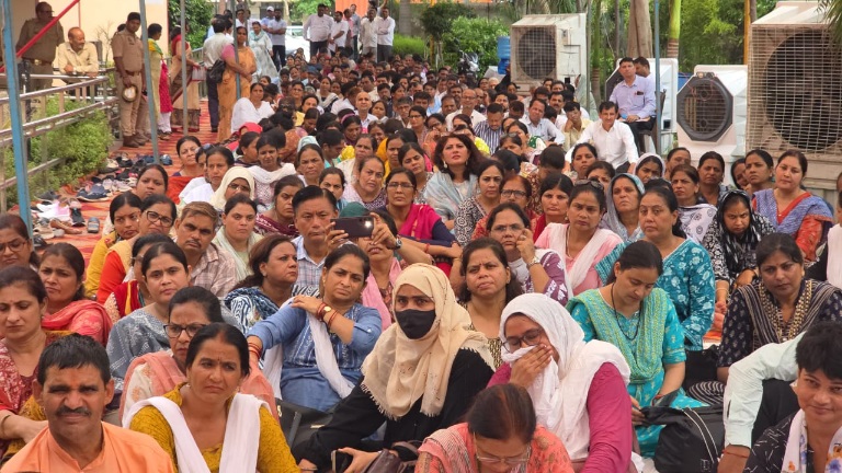 Greater Noida News : शिक्षकों की एकजुट हुंकार, “धरती हरी, शिक्षा खरी”, शिक्षक हितों के लिए गरजा ग्रेटर नोएडा, हजारों शिक्षकों की हुंकार से दहला प्रशासनिक तंत्र!, हजारों शिक्षकों ने उठाई पुरानी पेंशन, पदोन्नति और शिक्षा बचाओ की मांग