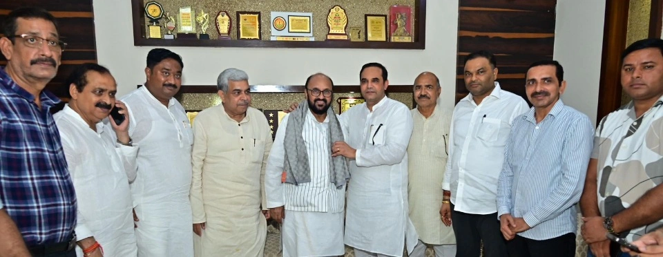 Noida RWA News : ग्रेटर नोएडा में शिक्षा सुधार की बड़ी पहल, उच्च शिक्षा मंत्री योगेंद्र उपाध्याय का आगमन, रात्रिभोज के साथ हुआ संवाद, नई शिक्षा नीति और स्नातकोत्तर पाठ्यक्रम पर हुई लंबी चर्चा, सेक्टर-45 स्थित RWA अध्यक्ष योगेंद्र शर्मा के घर हुआ भव्य स्वागत
