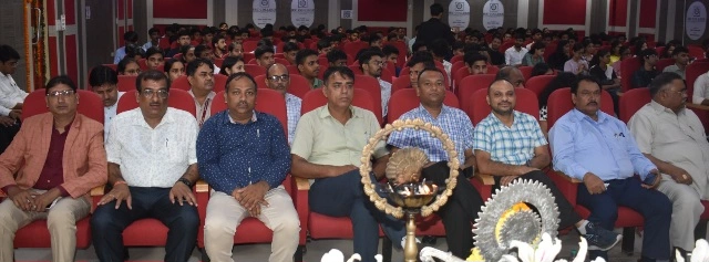IEC College News : ज्ञान संस्कारम 2025 आईईसी कॉलेज का भव्य ओरिएंटेशन, जहां छात्रों को मिली नई प्रेरणा, करियर की दिशा और जीवन के संस्कार, करियर गाइडेंस छात्रों को मिला 40 साल का रोडमैप