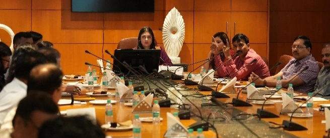 UP International Expo In Greater Noida : यूपी इंटरनेशनल ट्रेड शो-2025 नोएडा से दुनिया तक उत्तर प्रदेश की धूम, डीएम मेधा रूपम ने कसी कमर, “प्रदेश की प्रतिष्ठा से जुड़ा है यह आयोजन”, डीएम का सख्त संदेश “कोई लापरवाही नहीं”, बिजली, पानी और बेसिक सुविधाओं का पुख्ता इंतज़ाम