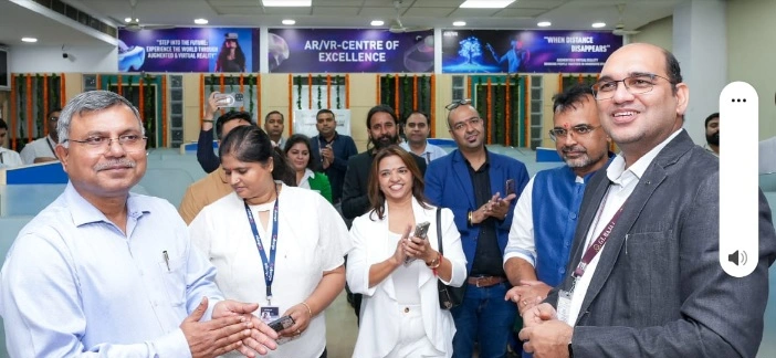 GL Bajaj College News : जी.एल. बजाज ने खोला अत्याधुनिक एआर/वीआर सेंटर ऑफ एक्सीलेंस, छात्रों को मिलेगी इमर्सिव टेक्नोलॉजी की नई दुनिया, उद्योगों में AR/VR का बढ़ता महत्व, उद्घाटन समारोह बना उद्योग और अकादमिक का संगम