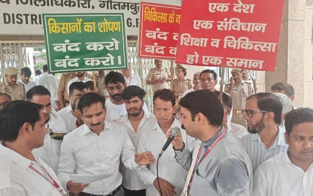 Breaking News : गौतम बुद्ध नगर में भ्रष्टाचार के खिलाफ बिगुल, करप्शन फ्री इंडिया संगठन ने किया जोरदार प्रदर्शन – जिलाधिकारी को सौंपा ज्ञापन, गांव और विकास कार्यों की दुर्दशा, जनता की आवाज अब और बुलंद