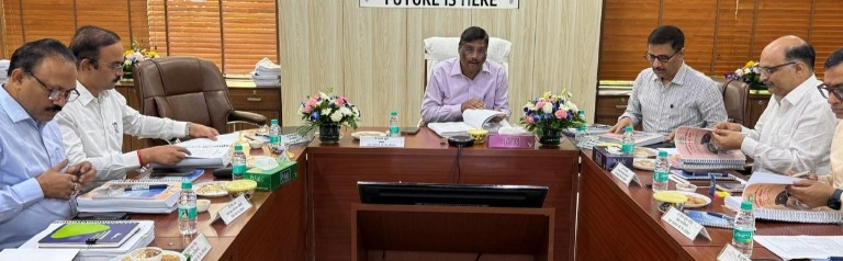 Yamuna Authority News : यमुना प्राधिकरण की 86वीं बोर्ड बैठक स्मार्ट विलेज से लेकर लॉजिस्टिक हब तक, जेवर एयरपोर्ट के गांव होंगे आदर्श, विकास की गाथा गढ़ेगा 350 करोड़ का मेगा प्लान, स्टॉल्ड रियल एस्टेट प्रोजेक्ट्स पर सख्ती, किसानों को राहत, मुआवजे में 64.7% भुगतान पूरा