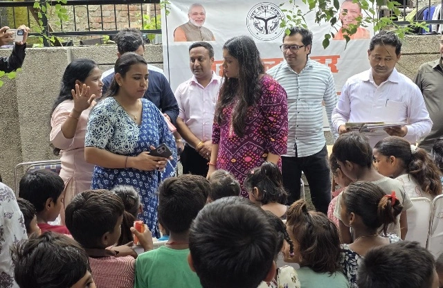DM On Flood Victims News : ग्रेटर नोएडा के रोटरी क्लब ने बढ़ाया मदद का हाथ बाढ़ पीड़ितों को राहत सामग्री पहुंचाई, महिलाओं के लिए विशेष इंतजाम, बाढ़ से बेघर हुए हजारों लोग, बाढ़ पीड़ितों को देखने गई DM मेधा रूपम की क्लास में बच्चों ने दिया सही जवाब, मिला उपहार, डीएम ने बारिश के बीच बाढ़ क्षेत्र के दौरे पर