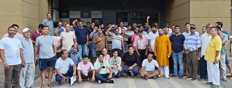 Eros Sampurnam News : ईरोज सम्पूर्णम में दूसरी बार गूंजा विरोध का स्वर, धक्का-मुक्की, पुलिस की चेतावनी और निवासियों का बढ़ता आक्रोश, सेल्स टीम भी उतरी समर्थन में, पिछले हफ्ते सौंपा गया था ज्ञापन, प्रबंधन ने ठुकरा दिया