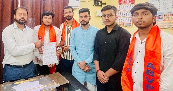 ABVP News : ग्रेटर नोएडा में बिगड़ती छात्र सुरक्षा और अव्यवस्थित हॉस्टल व्यवस्था पर एबीवीपी का हल्ला बोल, प्रशासन को सौंपा ज्ञापन, छात्र की हत्या ने हिला दी सुरक्षा व्यवस्था, बिना पंजीकरण के चल रहे हॉस्टल और पीजी