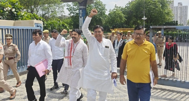 Corruption Free India News : “लीज डीड की शर्तें कागज़ों में कैद, किसानों को हक़ से वंचित”, पढ़ाई और इलाज में छूट दिलाने की मांग तेज़, करप्शन फ्री इंडिया संगठन ने प्राधिकरण को सौंपा ज्ञापन, तानाशाही का आरोप और धरने की चेतावनी, संगठन का आंदोलन और ज्ञापन सौंपा गया