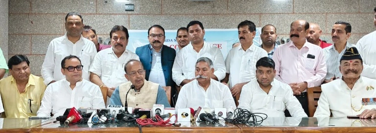 Breaking News : नोएडा-ग्रेटर नोएडा की सड़कों पर आवारा कुत्तों का बढ़ता आतंक, फोनरवा के मंच से पूर्व केंद्रीय मंत्री विजय गोयल का बड़ा हमला “यूपी सरकार का सर्कुलर सुप्रीम कोर्ट के आदेशों का उल्लंघन, इंसान की सुरक्षा सबसे बड़ी प्राथमिकता”, स्टरलाइजेशन और वैक्सीनेशन में भ्रष्टाचार का आरोप
