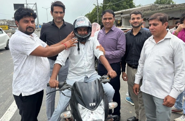 Dadri Jai Ho News : "पित्र श्राद्ध" को मिला नया आयाम, जय हो संस्था ने मनाया अनोखा श्राद्ध, सड़क सुरक्षा व पर्यावरण संरक्षण का दिया संदेश, शहीदों की रज़ लाने वाले हुए सम्मानित, पौधारोपण से पर्यावरण को संदेश, हेलमेट बांटकर दिलाई शपथ