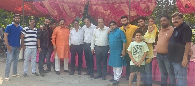 Noida Punjabi Ekta News : नोएडा पंजाबी एकता समिति का 17वां मासिक भंडारा, सामाजिक सेवा और भाईचारे की मिसाल, भंडारे में श्रद्धालुओं की भारी भीड़ अध्यक्ष और महासचिव का आभार