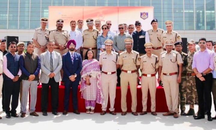 Noida International Airport News : जेवर इंटरनेशनल एयरपोर्ट की सुरक्षा पर सीआईएसएफ़ का पहरा, जवानों की तैनाती के साथ नए युग की हुई शुरुआत, 120 जवानों से हुई शुरुआत, पहले फेज़ में तैनात होंगे 1047 जवान, विशेष डीजी ने किया एयरपोर्ट का निरीक्षण