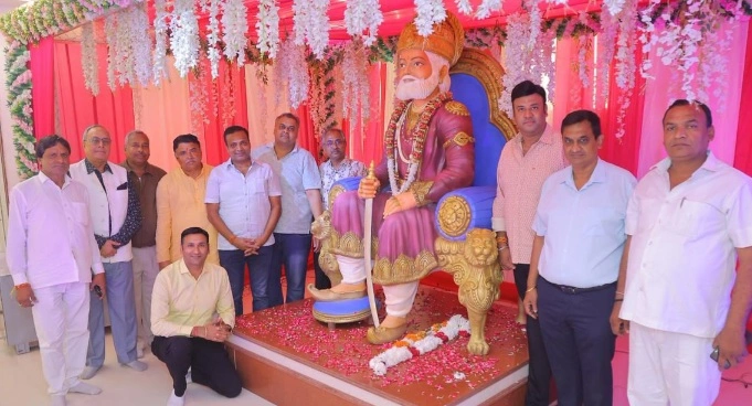 Greater Noida News : ग्रेटर नोएडा में भक्तिमय माहौल के बीच धूमधाम से मनाई गई श्री महाराजा अग्रसेन जयंती, माता की चौकी में गूंजे भजनों के स्वर, माल्यार्पण और आरती से हुई शुरुआत, दिल्ली से आए कलाकारों ने भजनों से बांधा समां