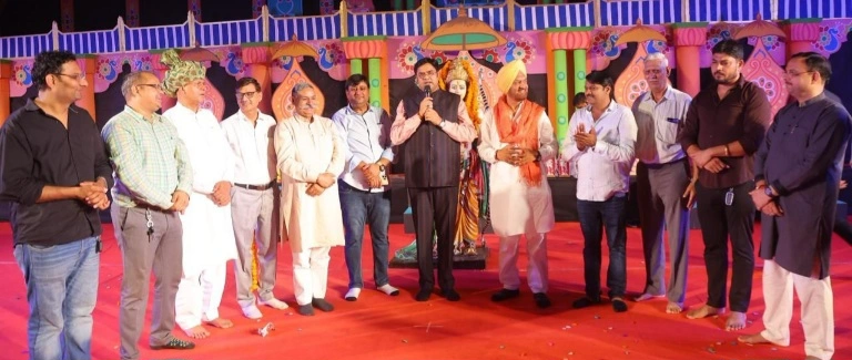 Vijay Mahotsav Ramlila News : ग्रेटर नोएडा में श्री रामलीला कमेटी का भव्य आगाज़, गणेश वंदना से गूंजा मंचन, दिव्य झलकियों से भक्तिमय हुआ माहौल, दीप प्रज्ज्वलन कर हुआ शुभारंभ विधायक विनय वर्मा रहे मुख्य अतिथि