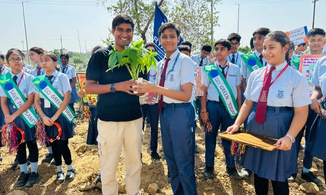 Ryan School News : रयान इंटरनेशनल स्कूल के नन्हें पर्यावरण दूत, ‘तालाब पुरुष’ रामवीर तंवर के साथ मिलकर बनाएंगे शहरी जंगल, मियावाकी तकनीक से बनेगा घना और आत्मनिर्भर वन, तालाब पुरुष की अपील – प्रकृति को बचाने का अब और इंतजार नहीं