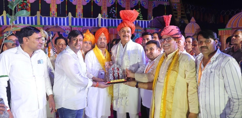 Vijay Mahotsav Ramlila : ग्रेटर नोएडा की रामलीला में टूटा 50 फिट का धनुष, 55 फिट की ऊँचाई पर गूंजा जय श्रीराम – सीता स्वयंवर और विवाह दृश्य ने बाँधा समां, जनकपुरी में धनुष यज्ञ का दिव्य दृश्य, परशुराम-लक्ष्मण संवाद ने बढ़ाया रोमांच