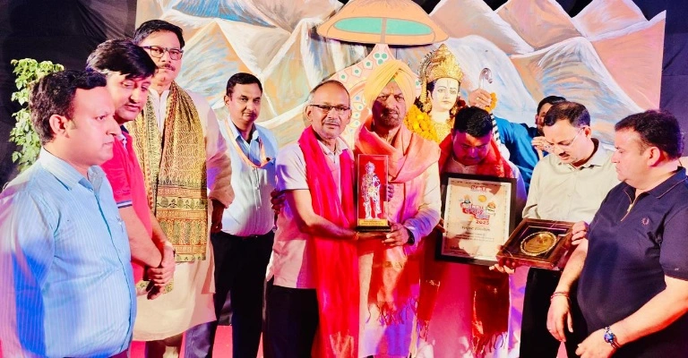 Greater Noida Ramlila News : ग्रेटर नोएडा में रामलीला मंचन ने बांधा समा, विभीषण की शरणगति से लेकर संजीवनी प्रसंग तक, भक्तिमय हुआ वातावरण, सेतु निर्माण और अंगद का संदेश, हनुमान द्वारा संजीवनी लाना