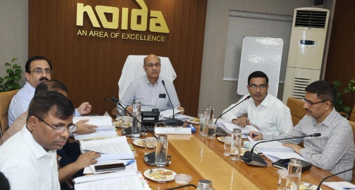 Noida Authority News : हाउसिंग क्राइसिस पर NOIDA का 'फाइनल अटैक', 4777 फँसे फ्लैट्स की रजिस्ट्री का रास्ता साफ़, अब बिल्डरों को 'नो एक्सक्यूज़' ज़ोन!, 219वीं बोर्ड बैठक में प्राधिकरण ने थामी घर खरीदारों की नब्ज, भ्रष्टाचार पर चाणक्य का प्रहार और जर्जर इमारतों के लिए 'मेकओवर' प्लान ऑन-बोर्ड!