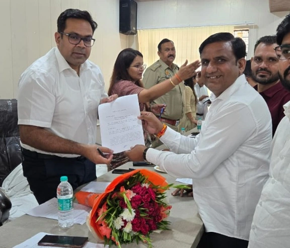 Dadri Tehsil News : तहसील दादरी की जन सुविधाओं में बड़ा सुधार मांग, अधिवक्ता राकेश नागर ने सौंपा विस्तृत मांग पत्र, तहसील कट पर जाम की समस्या और पुलिस व्यवस्था, मंडलायुक्त मेरठ मंडल के डॉक्टर हर्षिकेश भास्कर यशोद को सौंपा ज्ञापन पत्र