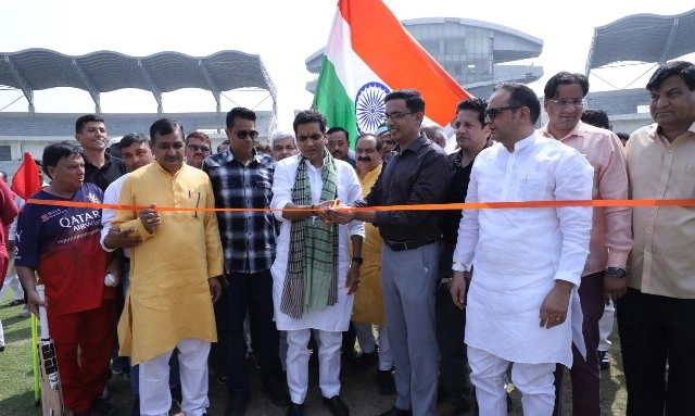 Noida Cricket News : शहीद कैप्टन शशिकांत की स्मृति में क्रिकेट का संग्राम शुरू!, नोएडा स्टेडियम में गूंजे बल्ले-बॉल की आवाज़ें, विधायक पंकज सिंह और सीईओ लोकेश एम. ने किया शुभारंभ!, पहला मुकाबला — मॉलिक्यूल्स इंडिया ने दिखाई जीत की रफ्तार!