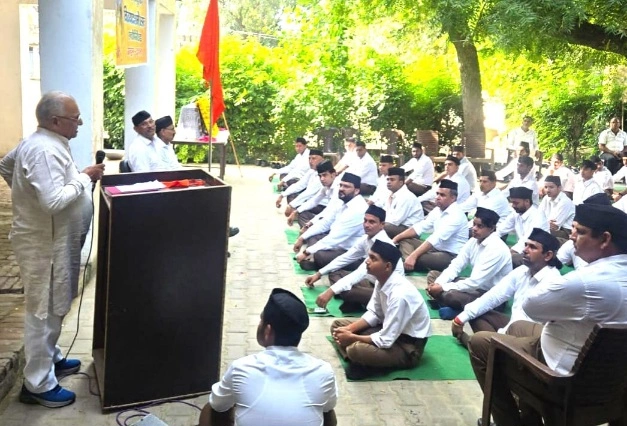 RSS 100 Years News : दुजाना में गूंजा राष्ट्रगौरव का स्वर, विजयदशमी पर ऐतिहासिक पथ संचलन ने जगाया देशभक्ति का जज़्बा, स्वयंसेवकों की एकता और अनुशासन ने किया सबको मंत्रमुग्ध, गांव में पहली बार हुआ ऐसा भव्य आयोजन – हर घर से झलकी राष्ट्रसेवा की भावना, पुष्पवर्षा, गीत और अनुशासन से गूंजा दुजाना