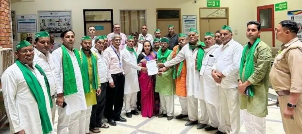 Sharda Hospital Care News : शारदा हॉस्पिटल पर किसान एकता महासंघ का बड़ा आरोप, ‘आयुष्मान कार्ड धारकों से हो रही लूट’, ज्ञापन सौंपकर दिया एक सप्ताह का अल्टीमेटम, बोले – नहीं रुका भ्रष्टाचार तो लगेगा अनिश्चितकालीन धरना, इलाज के नाम पर ‘लूटखसोट’ – 5 दिन तक बंधक बनाए जाते हैं मरीज