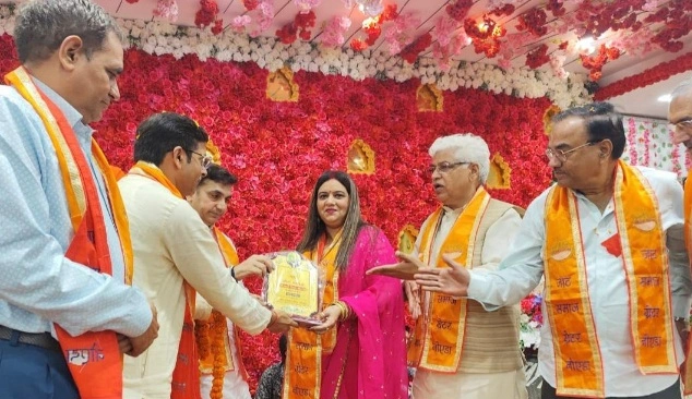 Greater Noida News : “दीपों से नहीं, दिलों से जगमगाई ग्रेटर नोएडा की दीपावली!”, अनिता चौधरी ने कहा, ‘यह पर्व केवल रोशनी का नहीं, बल्कि समाज में एकता और भाईचारे का प्रतीक है’, एकता, सेवा और सामाजिक सहयोग का अनोखा संगम, मातृशक्ति समाज की रीढ़ है