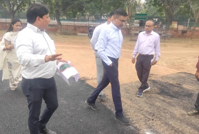 Noida Authority News : नोएडा स्टेडियम में निर्माणाधीन सिंथेटिक ट्रैक का मुख्य कार्यपालक अधिकारी CEO डॉ लोकेश एम ने किया निरीक्षण, जल्द पूरा होगा कार्य, ग्रीन लैंडस्केप से सजेगा परिसर, नोएडा प्राधिकरण की पहल — “ग्रीन एंड स्मार्ट स्पोर्ट्स सिटी”, खेल प्रेमियों को मिलेगा वर्ल्ड-क्लास अनुभव