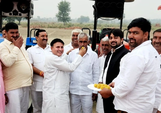 UP CM Yogi News : गन्ना किसानों के चेहरे खिले सरकार खरीदगे गन्ना ₹400 क्विंटल, यूपी सरकार ने बढ़ाया गन्ना मूल्य — किसानों ने मिठाई बांटकर जताई खुशी, कहा “अब मेहनत का मिला मीठा फल”, खेतों में गूंजा नारा — ‘मीठा हुआ हर पसीना’, ‘गन्ना किसान हैं प्रदेश की रीढ़’ — भाजपा किसान मोर्चा