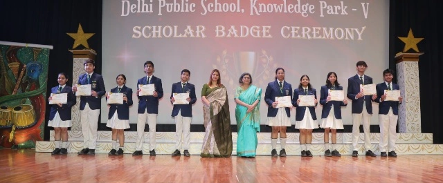 DPS School News : डी.पी.एस. नॉलेज पार्क-V में शिक्षा का गौरव दिवस, स्कॉलर बैज सेरेमनी में चमके मेधावी छात्र, तालियों की गूंज से गूंजा सभागार, ग्रेटर नोएडा के डी.पी.एस. नॉलेज पार्क-V में “स्कॉलर बैज सेरेमनी” का भव्य आयोजन, मुख्य अतिथि वृंदा सरूप जी का प्रेरणादायी संबोधन