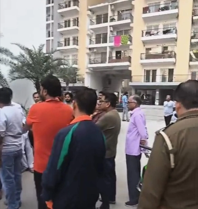 Panchsheel 2 Green Society News : पंचशील ग्रीन-2 में ‘ग्रीन बेल्ट’ पर कब्जे की साज़िश!, निवासियों का हंगामा, बोला – “हरियाली पर दीवार नहीं, सांस लेने की आज़ादी चाहिए”, ग्रीन बेल्ट’ विवाद बना नोएडा वेस्ट का नया पर्यावरणीय संघर्ष, पंचशील ग्रीन-2 में ग्रीन बेल्ट पर ‘मेंटेनेंस टीम’ का कब्जा, निवासियों ने जताई कड़ी नाराज़गी – मौके पर पहुंची पुलिस!