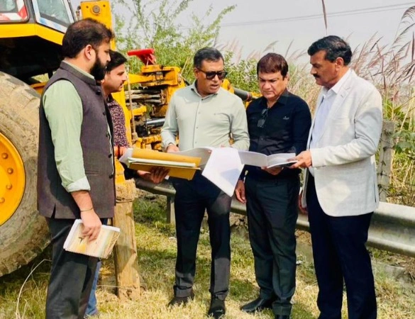Yumana Expressway News : यमुना एक्सप्रेसवे पर अब लगेंगे 'नोएडा एयरपोर्ट' के दिशा-सूचक बोर्ड! यात्रियों और मालवाहक वाहनों को मिलेगी आसान राह, YEIDA ने शुरू कराया निर्माण कार्य, 16 संकेतक बोर्ड लगाए जाएंगे – YEIDA ने शुरू की तैयारी, “कंक्रीट बेस” से होगी मजबूती – लम्बे समय तक रहेंगे टिकाऊ, यात्रियों की सुविधा और पर्यटन को मिलेगा लाभ, अब रास्ता नहीं भटकेगा कोई