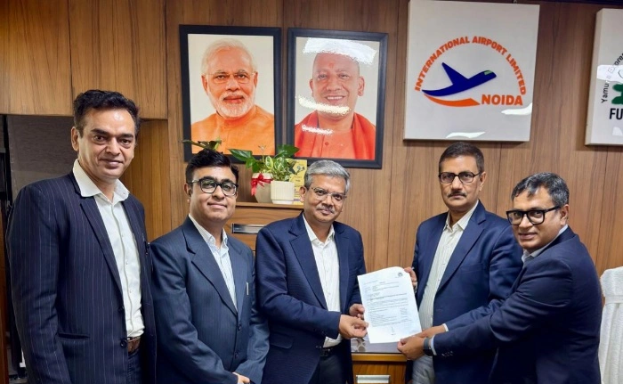 Jewar Yamuna Authority News : “जेवर–यमुना एक्सप्रेसवे बन रहा सोलर पावर का नया ‘सिलिकॉन वैली’, YEIDA ने 200 एकड़ जमीन SAEL को सौंपी, लगेगा 8,200 करोड़ का मेगा सोलर प्लांटबदलेगी पूरी इंडस्ट्रियल पटकथा!”, क्षेत्र में बड़े निवेशों की ‘लड़़ी’ अब तेज, 5 गीगावॉट सोलर मॉड्यूल उत्पादन क्षमता