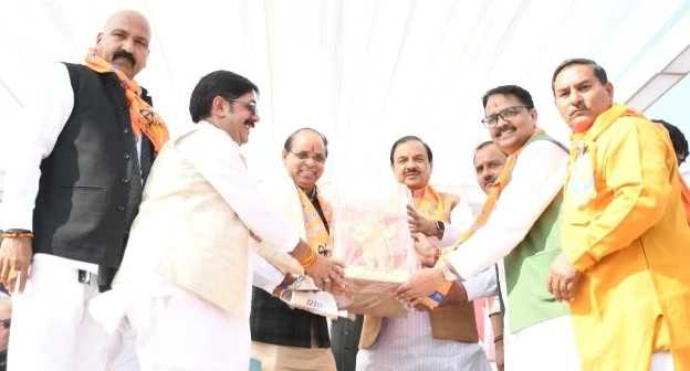 Bhagwan Parshuram Jewar News : कलूपुरा में भगवान परशुराम जी की विराट प्रतिमा का भव्य अनावरण, राष्ट्रीय नेतृत्व की उपस्थिति में गूंजा ‘धर्म—न्याय—पराक्रम’ का संदेश, जेवर में सांस्कृतिक चेतना का महासम्मेलन, हजारों श्रद्धालुओं ने लिया आशीर्वाद; परंपरा, आध्यात्मिकता और राष्ट्रगौरव का संगम