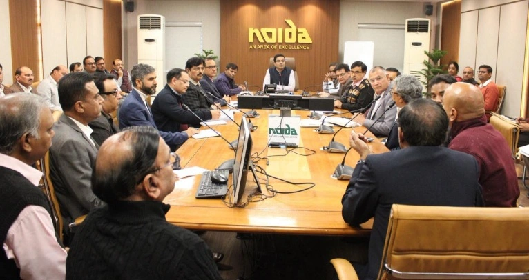 Noida Authority News : “हवा ज़हरीली हुई तो सिस्टम सख़्त हुआ!”, नोएडा में GRAP-4 का अलार्म, सीईओ की कुर्सी से सड़क तक एक्शन मोड, वाहन-निर्माण-उद्योग सब पर गिरी गाज, बैठक में पूरा सिस्टम मौजूद, अफसरों से लेकर स्कूल-कॉलेज तक को चेतावनी, सीईओ डॉ लोकेश एम का दो टूक संदेश